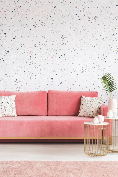 Goldtisch Vor Rosafarbenem Sofa Mit Kissen Gemusterten Wohnzimmerinnenraum Mit Teppich — Stockfoto