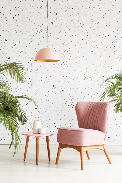 Lámpara Rosa Sobre Mesa Sillón Interior Sala Estar Con Dibujos — Foto de Stock