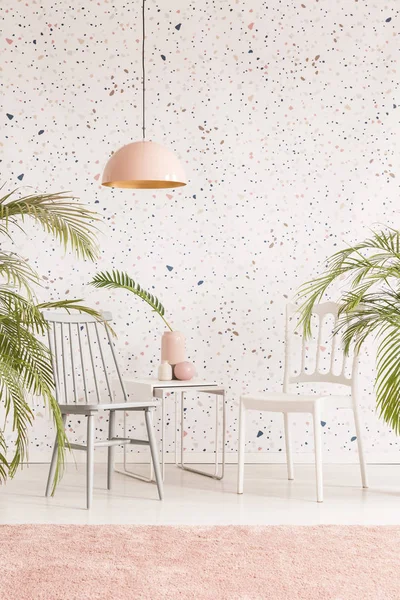 Pembe lamba masa ve sandalyeler oturma odası iç desenli duvar ve bitkiler ile yukarıda. Gerçek fotoğraf