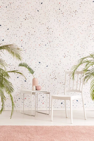 Beyaz sandalye desenli salon iç pembe halı ile bitkilerde arasında tablosunun yanındaki. Gerçek fotoğraf