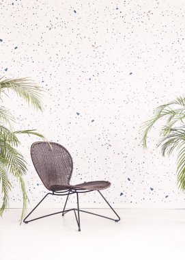 Aydınlık oturma odası iç üretim tesisi ile desenli duvar kağıdı karşı siyah modern sandalye. Masanız için bir yer ile gerçek fotoğraf