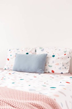 Mavi yastık ve beyaz yatak odası iç desenli yatakta Pembe battaniye. Gerçek fotoğraf