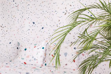 Yatakta karşı modern yatak odası iç üretim tesisi ile lastrico duvar kağıdı desenli yastıklar. Gerçek fotoğraf