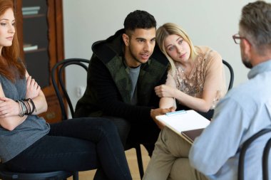 Genç bir çift bir grup toplantısında kendi sorunlarını bir psikolog için söz