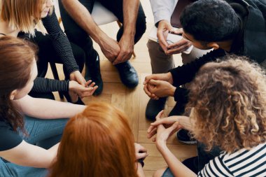 Kurbanlar zorbalık için Grup terapisi sırasında bir daire içinde oturan genç bir grup yüksek açı