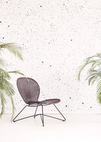 Aydınlık oturma odası iç üretim tesisi ile desenli duvar kağıdı karşı siyah modern sandalye. Masanız için bir yer ile gerçek fotoğraf