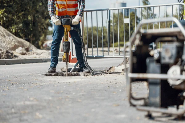 Handwerker Uniform Mit Bohrmaschine Repariert Asphalt Bei Straßenarbeiten — Stockfoto