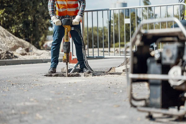 Artigiano Uniforme Con Trapano Riparazione Asfalto Durante Lavori Stradali — Foto Stock