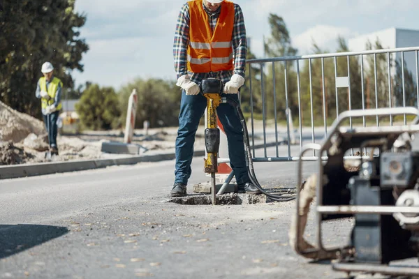 Arbeiter Bricht Mit Presslufthammer Asphalt Auf Baustelle — Stockfoto