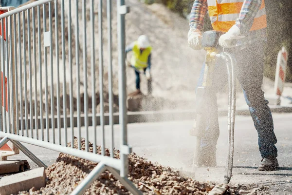 Nahaufnahme Eines Presslufthammers Der Von Einem Arbeiter Gehalten Wird Und — Stockfoto