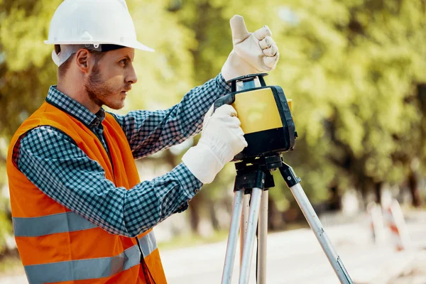 Ingeniør Uniform Hvit Hjelm Som Bruker Profesjonelt Utstyr Veiarbeid – stockfoto