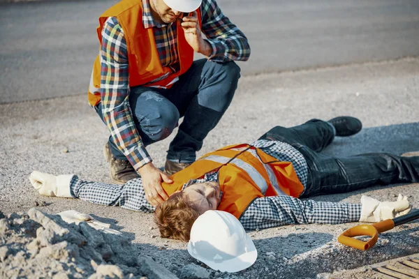 Worried Man Calling Ambulance His Unconscious Coworker — Stock Photo, Image