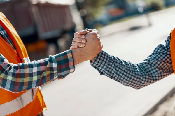 Primer Plano Dos Trabajadores Estrechando Mano Después Completar Trabajo —  Fotos de Stock