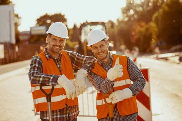 Due Operai Edili Hardhat Gilet Posa Una Foto Strada — Foto Stock