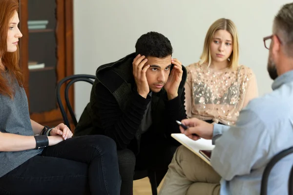 Joven Deprimido Hablando Con Terapeuta Sobre Adicción Alcohol Durante Una — Foto de Stock