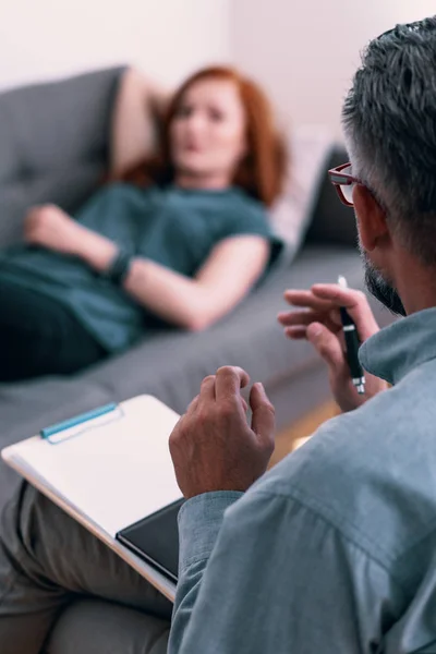 Psicoterapeuta Com Anotações Conversando Com Cliente Durante Terapia — Fotografia de Stock