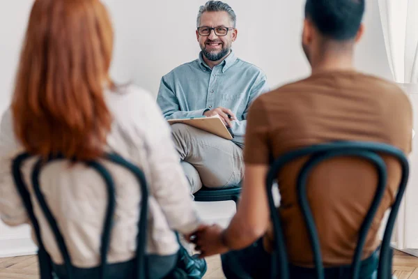 Asesor Sonriente Para Parejas Que Hablan Con Una Joven Encantadora — Foto de Stock