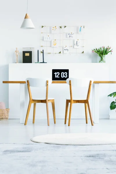 Weiße Stühle Holztisch Mit Laptop Innenraum Mit Teppich Und Lampe — Stockfoto