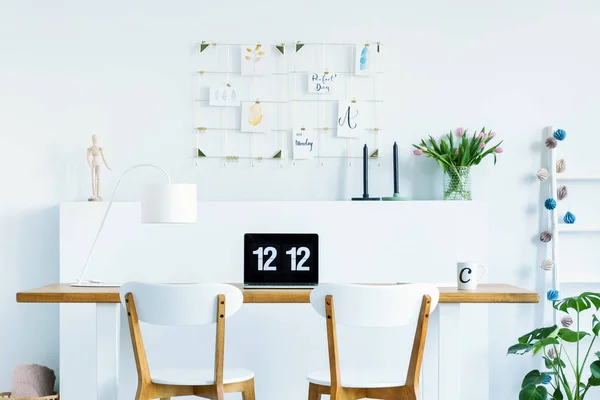 Dřevěné Židle Stolu Notebookem Lampy Bílé Domácí Kancelář Interiéru Květinami — Stock fotografie