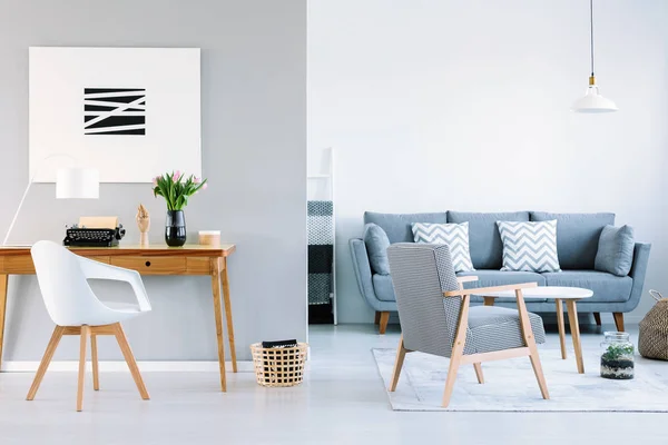 Weißer Stuhl Holztisch Mit Blumen Wohnzimmer Mit Poster Und Sofa — Stockfoto