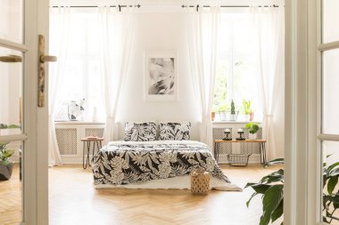 Siyah ve beyaz poster yatak aydınlık ferah yatak odası iç desenli yastıklar ile yukarıda. Gerçek fotoğraf