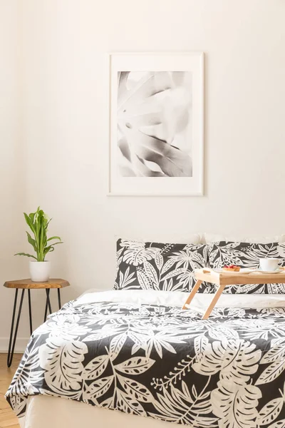 床上的花床单在明亮的卧室内部的木托盘 — 图库照片