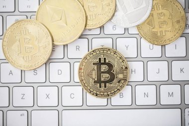 Üstten görünüm üzerinde klavye dijital para bir sembolü olarak Bitcoin, Ethereum ve Litecoin demir