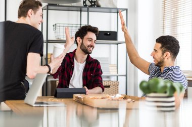 Mutlu ve memnun grup arkadaşıyla birlikte Menkul Kıymetler Borsası harekette sonra pizza yemek