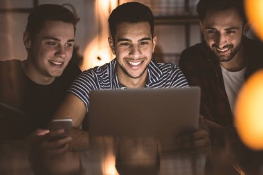 Heyecan mesaj yazma arkadaşlar evde laptop kullanırken sosyal ağ sitesinde