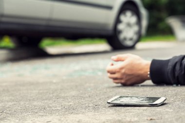 Bir el sokakta yatan kurbanın yanında kırık telefon