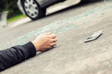 Trafik kaza kurbanı ve sokaklardaki bir smartphone el Close-up. Telefon genel kavram ile karşıya