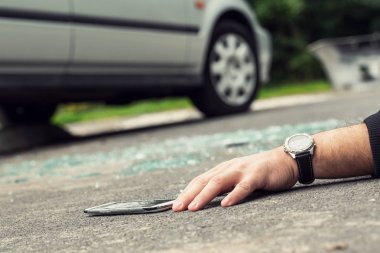 Yolun bir kırık telefon yanında yatan bir saat yardım Close-up