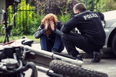 Motosiklet bir araba ve polis Trafik çarpışması dehşete kurbanı