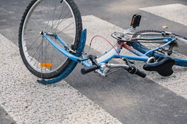 Bir yaya geçidi üzerinde bir trafik kazasından sonra yalan çocuğun Bisiklet mavi