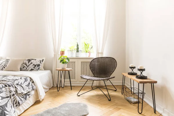 Modern Sandalye Masa Mumlar Basit Yatak Odası Çiçek Battaniye Ile — Stok fotoğraf