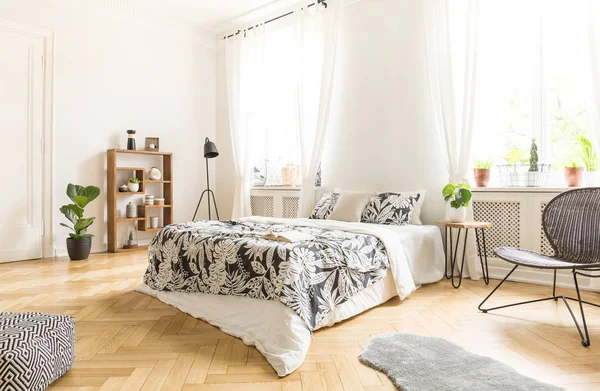 Cadeira Preta Perto Cama Com Lençóis Estampados Interior Quarto Branco — Fotografia de Stock