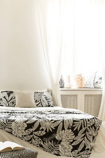 Μοτίβο Κουβέρτα Στο Κρεβάτι Στο Υπνοδωμάτιο Εσωτερικό Φωτεινό Ξενοδοχείο Λευκές — Φωτογραφία Αρχείου