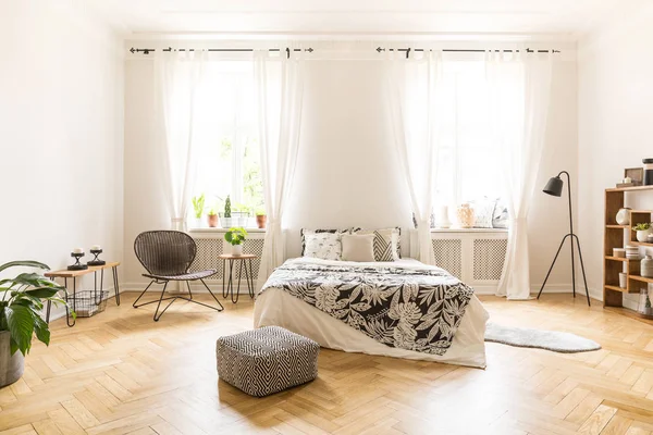 ベッド なよなよした男 木製の床とシンプルなベッドルームのインテリアの正面図 — ストック写真