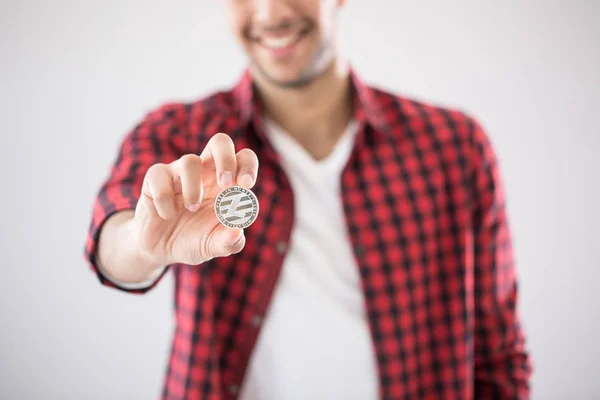 Hombre Sonriente Sosteniendo Moneda Plata Litecoin Símbolo Del Dinero Virtual — Foto de Stock