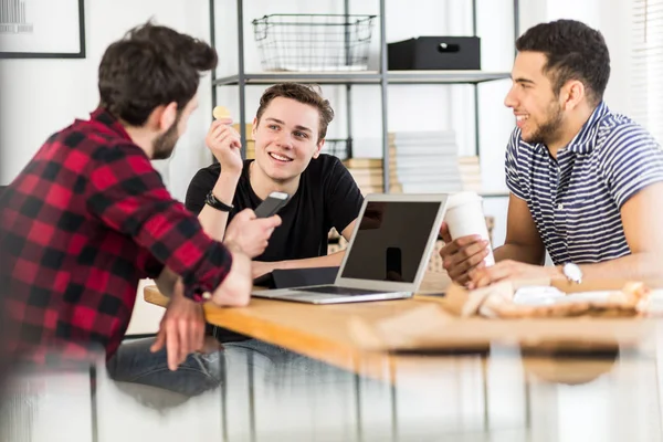 Financiero Sonriente Sosteniendo Moneda Oro Mientras Habla Con Sus Amigos — Foto de Stock