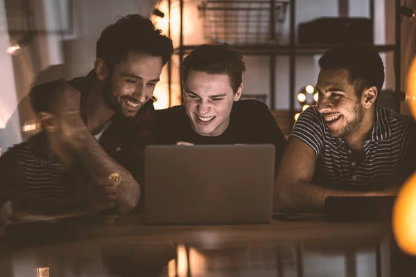 Happy Vrienden Kijken Naar Film Laptop Tijdens Bijeenkomst Zaterdagavond Thuis — Stockfoto