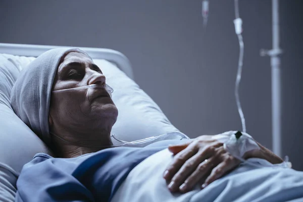Mulher Idosa Doente Com Lenço Cabeça Durante Quimioterapia Clínica — Fotografia de Stock