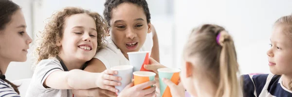 Grupo Niños Felices Bebiendo Jugo Tazas Papel Divirtiéndose Durante Una — Foto de Stock