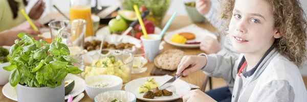 Primer Plano Niño Comiendo Almuerzo Saludable Una Mesa Colorida Durante —  Fotos de Stock