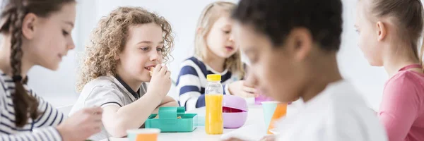 Panorama Crianças Escola Almoçando Juntas Durante Intervalo Uma Cantina Escola — Fotografia de Stock