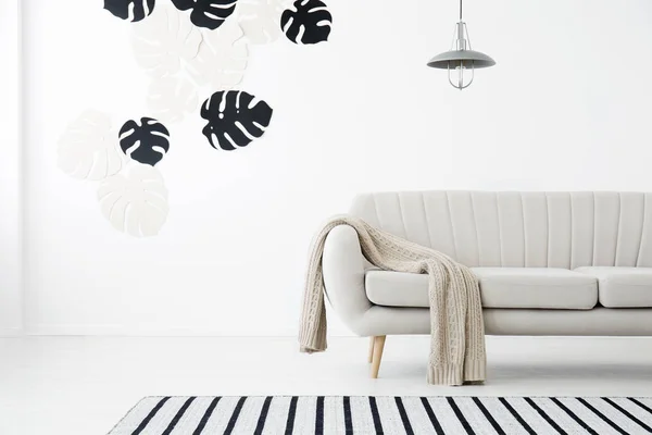 Cobertor Sofá Sob Lâmpada Sala Estar Interior Branco Com Folhas — Fotografia de Stock