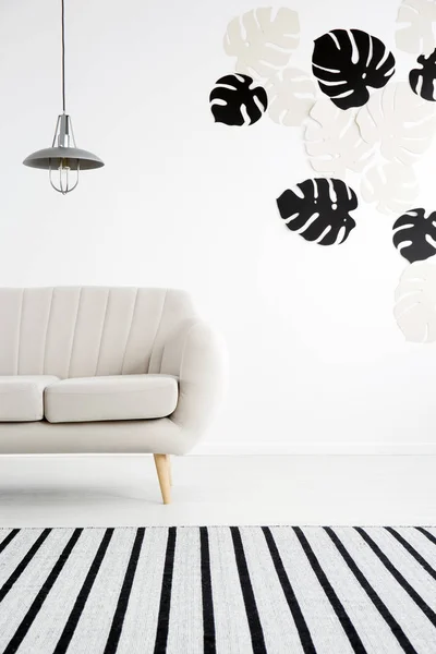 Lâmpada Acima Sofá Sala Estar Interior Branco Com Folhas Monstera — Fotografia de Stock