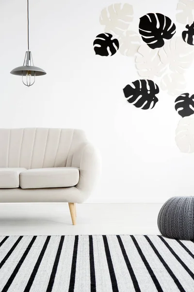 Pouf Tapete Listrado Folhas Interior Sala Estar Branco Com Lâmpada — Fotografia de Stock