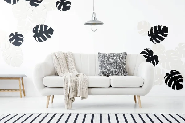 Travesseiro Modelado Cobertor Sofá Sala Estar Interior Branco Com Folhas — Fotografia de Stock