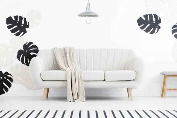 Lâmpada Acima Sofá Com Cobertor Interior Sala Estar Branco Com — Fotografia de Stock